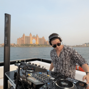 Dubái: Yate Privado con DJ en Vivo 4 Hours