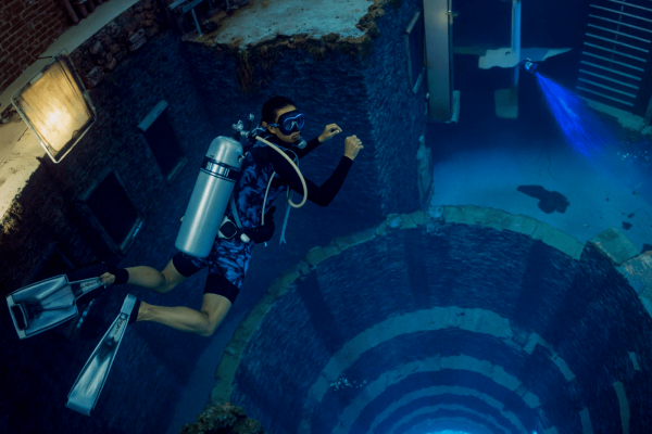 freepik__an-elderly-bearded-african-american-man-freediving__45132